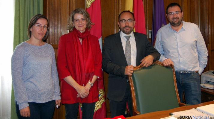 López y Rey (ctro.) este lunes. / Dip.