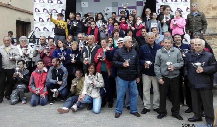 Participantes con sus trofeos./Dip