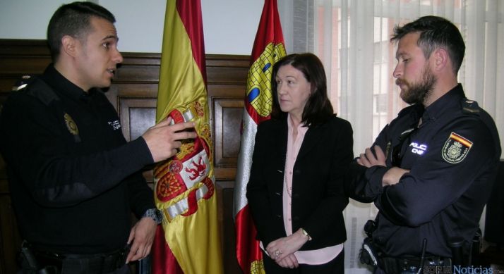 Dos de los policías, con la subdelegada.