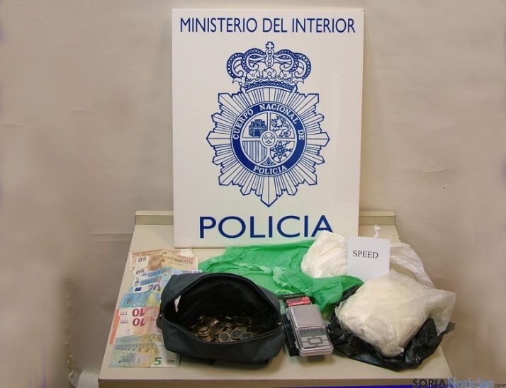 Droga y dinero incautados por los agentes.