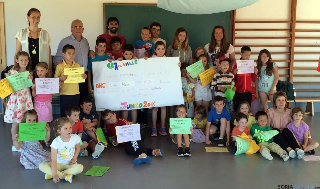 Alumnos de Almarza con el donativo.