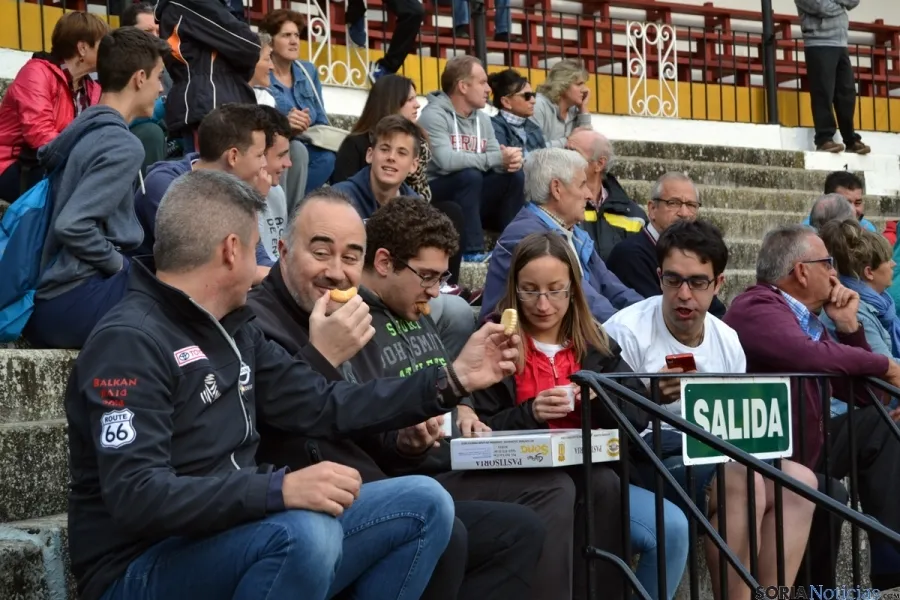 Foto 7 - Cientos de sorianos siguen en la plaza la llegada de los novillos del Viernes de Toros
