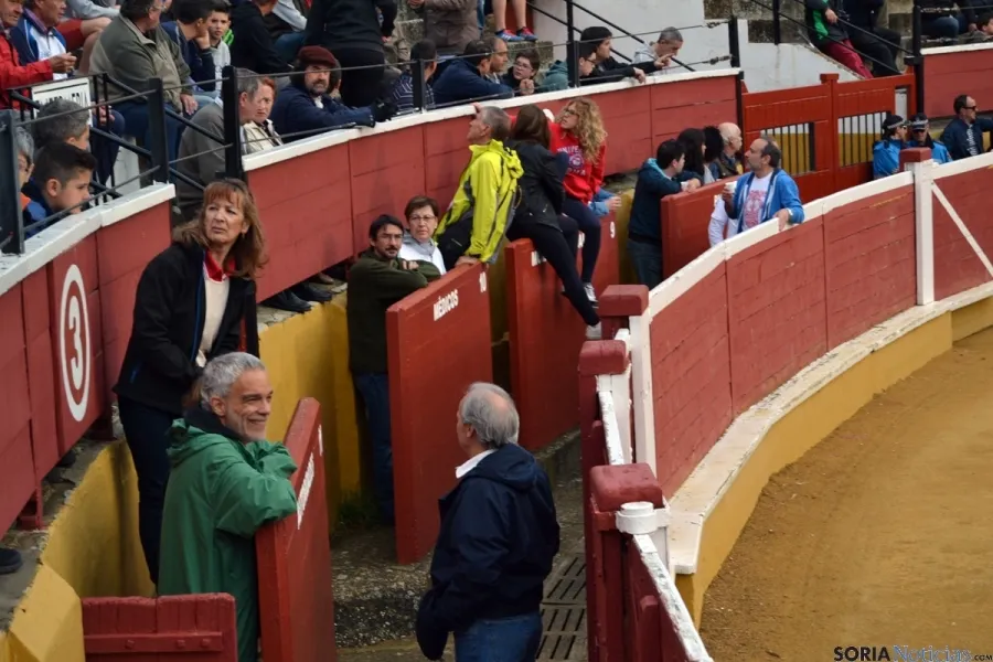 Foto 9 - Cientos de sorianos siguen en la plaza la llegada de los novillos del Viernes de Toros