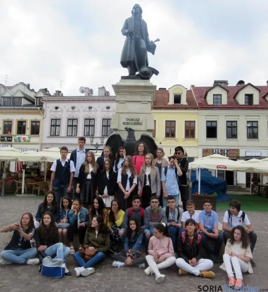 Los sorianos con sus compañeros en la plaza Mayor de la ciudad./CR