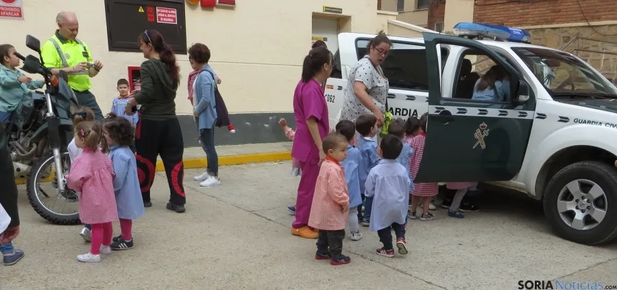 Niños de Virgen el Espino en una visita./Subdelg.