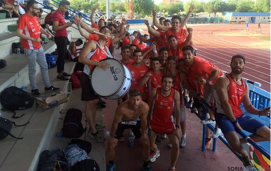 Los deportistas del club celebran su victoria en Alcorcón.