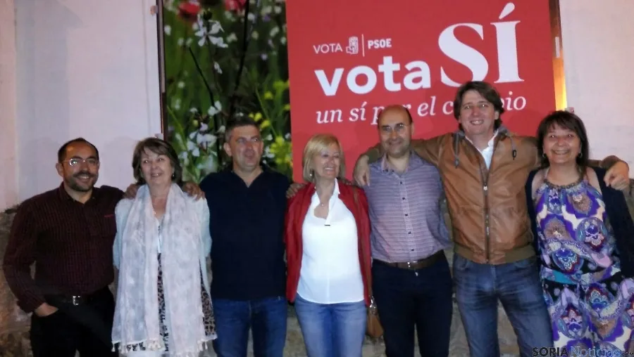 Los candidatos del PSOE esta noche en la pegada de carteles. 