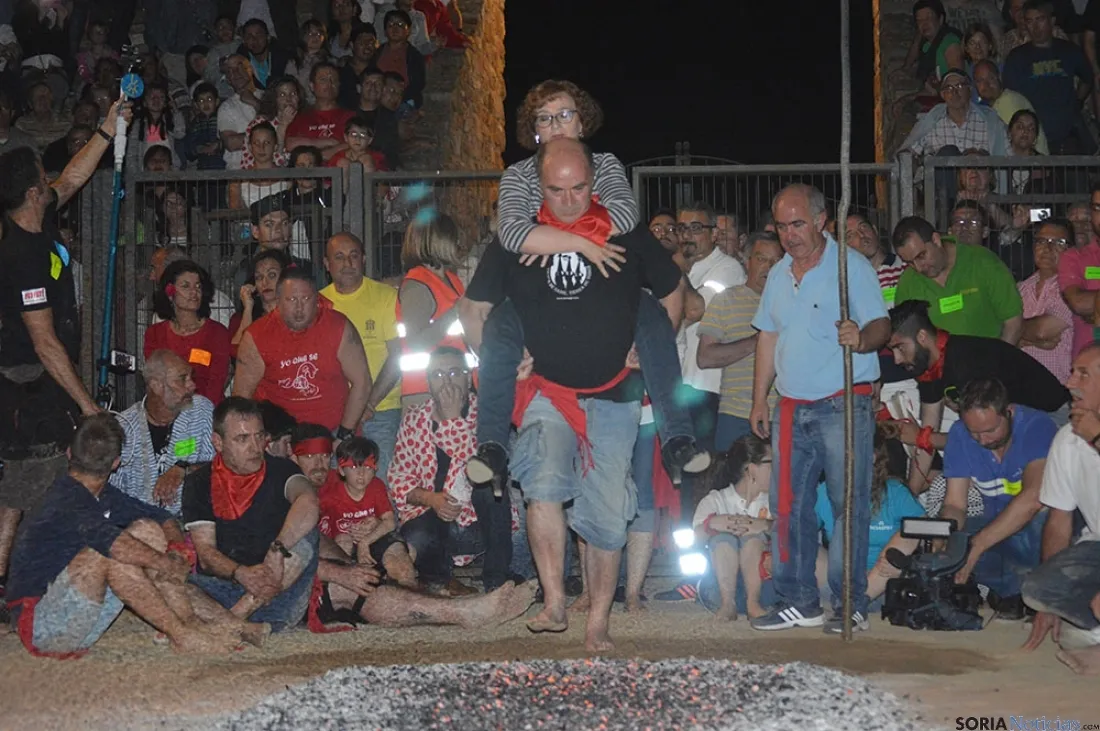 El fuego y los pasadores en una noche mágina en San Pedro Manrique. SN