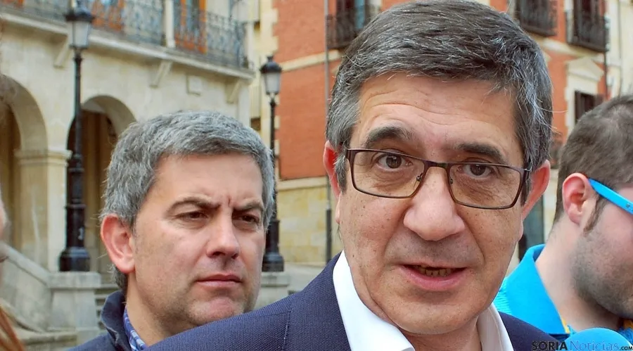 Patxi López, este viernes en la plaza Mayor de Soria. / SN