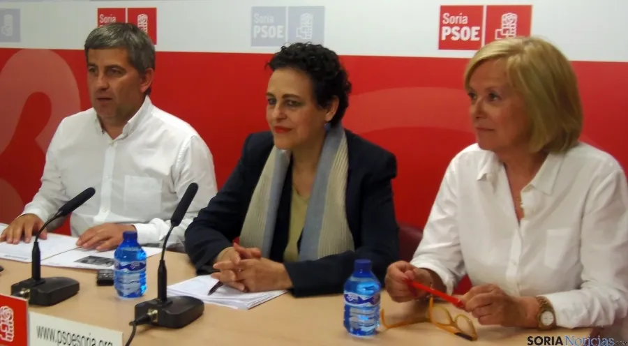 Magdalena Valerio, entre Javier Antón y María Irigoyen este martes.