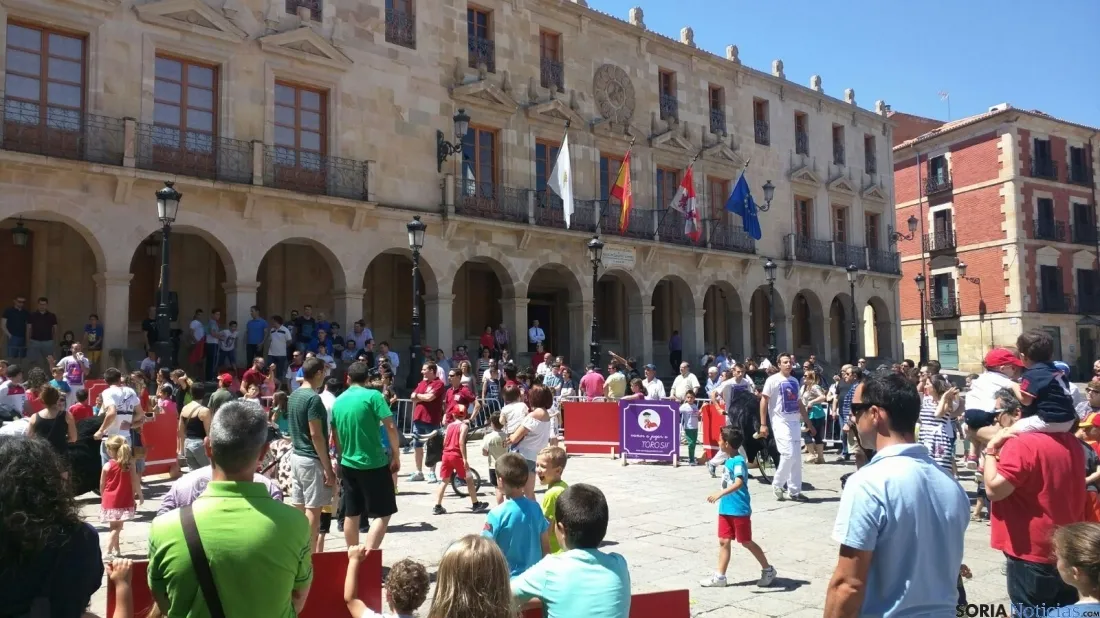 Fiesta de 'toros' en la plaza Mayor