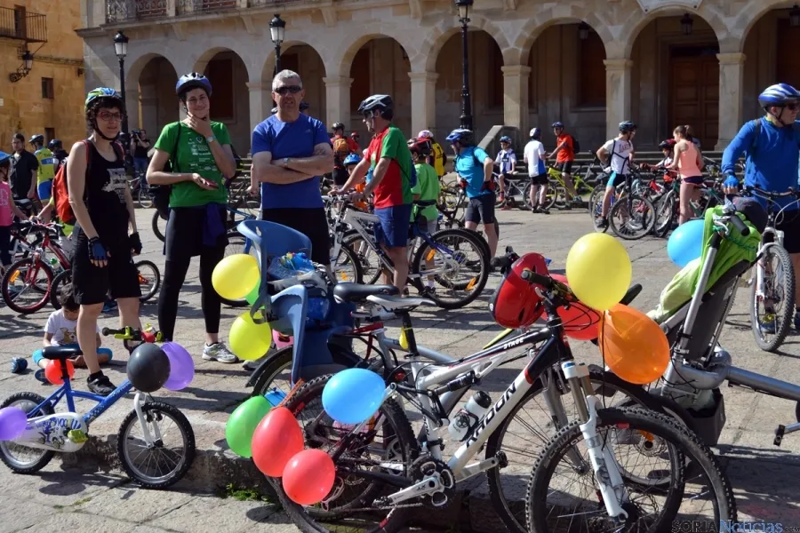 Foto 8 - Cientos de participantes en la fiesta popular de la bicicleta de Soria