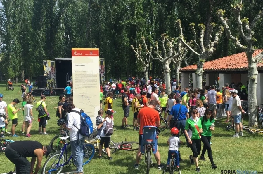Foto 2 - Cientos de participantes en la fiesta popular de la bicicleta de Soria