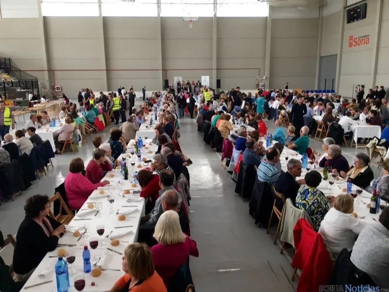 Comida en el polideportivo de San Andrés