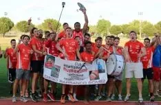 Los deportistas del club celebran su victoria en Alcorcón.