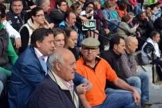Foto 3 - Cientos de sorianos siguen en la plaza la llegada de los novillos del Viernes de Toros