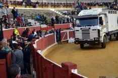 Foto 5 - Cientos de sorianos siguen en la plaza la llegada de los novillos del Viernes de Toros