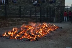 El fuego y los pasadores en una noche mágina en San Pedro Manrique. SN
