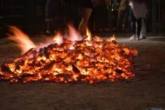 El fuego y los pasadores en una noche mágina en San Pedro Manrique. SN