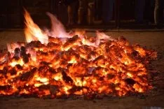 El fuego y los pasadores en una noche mágina en San Pedro Manrique. SN