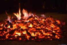 El fuego y los pasadores en una noche mágina en San Pedro Manrique. SN