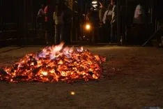 El fuego y los pasadores en una noche mágina en San Pedro Manrique. SN