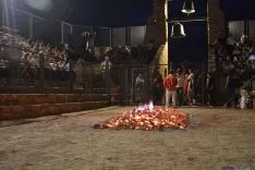 El fuego y los pasadores en una noche mágina en San Pedro Manrique. SN