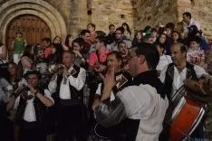 El fuego y los pasadores en una noche mágina en San Pedro Manrique. SN