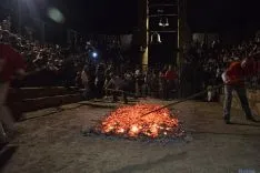 El fuego y los pasadores en una noche mágina en San Pedro Manrique. SN