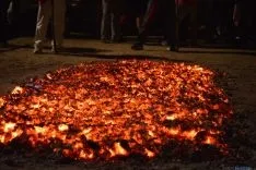 El fuego y los pasadores en una noche mágina en San Pedro Manrique. SN