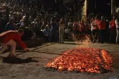 El fuego y los pasadores en una noche mágina en San Pedro Manrique. SN