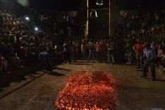 El fuego y los pasadores en una noche mágina en San Pedro Manrique. SN