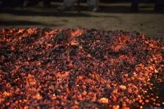 El fuego y los pasadores en una noche mágina en San Pedro Manrique. SN