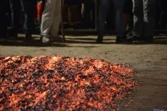El fuego y los pasadores en una noche mágina en San Pedro Manrique. SN