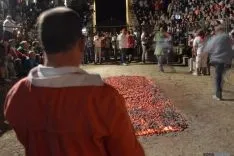 El fuego y los pasadores en una noche mágina en San Pedro Manrique. SN