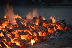El fuego y los pasadores en una noche mágina en San Pedro Manrique. SN