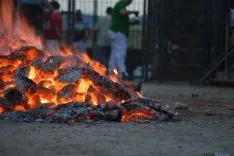 El fuego y los pasadores en una noche mágina en San Pedro Manrique. SN
