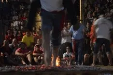 El fuego y los pasadores en una noche mágina en San Pedro Manrique. SN
