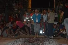 El fuego y los pasadores en una noche mágina en San Pedro Manrique. SN