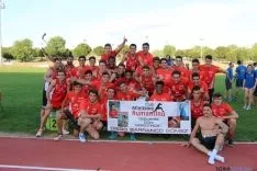 Los deportistas del club celebran su victoria en Alcorcón.