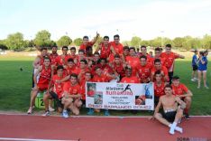 Los deportistas del club celebran su victoria en Alcorcón.