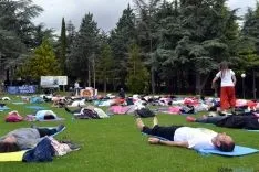Sesiones de yoga en el Alto de La Dehesa. /SN