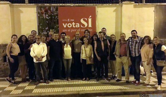 Multitudinaria pegada de carteles en la apertura de campaña del PSOE. 
