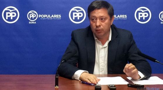 El concejal del PP, Adolfo Sainz, en rueda de prensa este lunes.