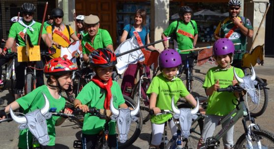 Grupo de ciclistas de Pedrajas, que se han presentado recreando La Saca. /Reportaje Gráfico SN