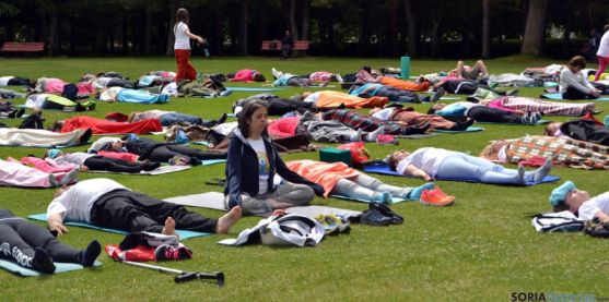 Sesiones de yoga en el Alto de La Dehesa. /SN