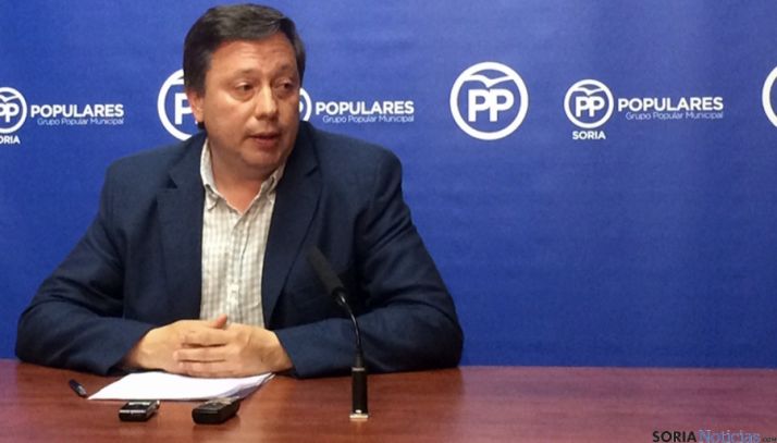 El concejal del PP, Adolfo Sainz en rueda de prensa. 