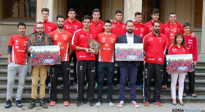 El grupo en su homenaje municipal. / Ayto.