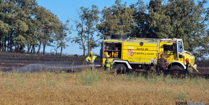 Operarios de Medio Ambiente en un incendio forestal./SN