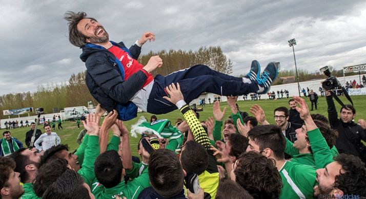 Modrego, manteado por sus jugadores el día del ascenso./CDS
